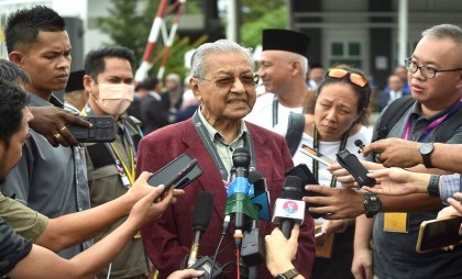 অবসরের পরামর্শ উড়িয়ে দিলেন মাহাথির