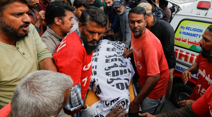 করাচিতে শপিং মলে আগুন, নিহত অন্তত ১০